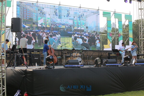 [천안 인디뮤직페스티벌이 천안시민체육공원에서 열린 가운데 가수들의 공연이 펼쳐졌다./사진=유명조 기자]
