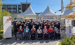 대전 대덕구 법1동 치매안심마을 주민들이 치매 친화적 환경 조성의 일환으로 꽃 심기 치매극복행사를 진행한 후 기념 촬영을 하고 있다.