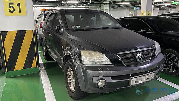 대전시청 지하 2층 주차장에 무단 방치돼 있는 차량의 모습. 이 차량은 2021년 11월 가로수 경계석을 도로에 던져 배달 라이더를 사망하게 해 구속된 공무원 A 씨의 차량이다.