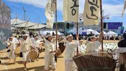 제64회 한국민속예술제 숯뱅이두레 대상 수상 기념 촬영 장면