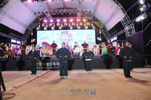 [천안흥타령춤축제 2023 개막식 공연이 열리고 있다./ⓒ유명조 기자 2023.10.05.]