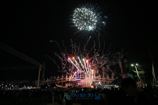 [천안흥타령춤축제 2023 개막식 불꽃놀이가 종합운동장을 화려하게 수 놓고 있다./ⓒ유명조 기자 2023.10.05.]