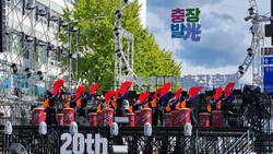 대전 대덕구(구청장 최충규) 비래동 ‘신나는 난타’팀이 지난 9일 광주광역시에서 열린 전국 주민자치센터 문화프로그램 경연대회 본선에서 공연을 선보이고 있다.
