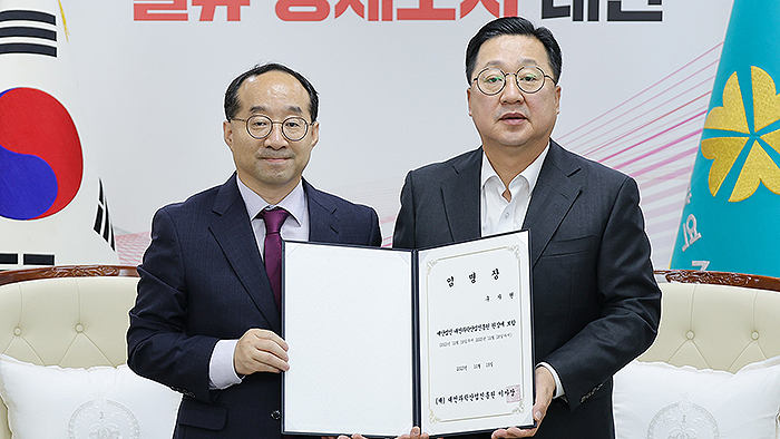 19일 이장우(오른쪽) 대전시장이 대전 과학 산업 진흥원 구자현(왼쪽) 신임 원장에게 임명장을 수여했다.