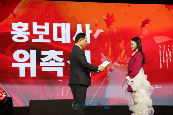[박상돈 천안시장(왼쪽)으로부터 홍보대사 위촉장을 받고 있는 가수 김다현(오른쪽)/유명조 기자]