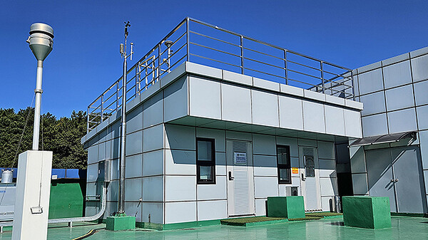 대전 보건 환경연이 운영하고 있는 구성동 대기 측정소의 모습.
