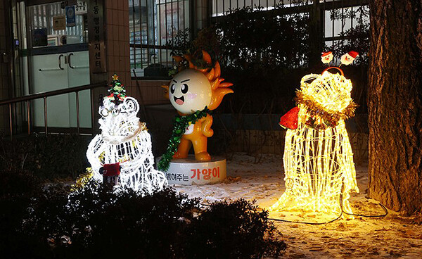 지난 해 12월 23일 가양 봉이 마을 상점 거리 빛 축제 점등식 장면.