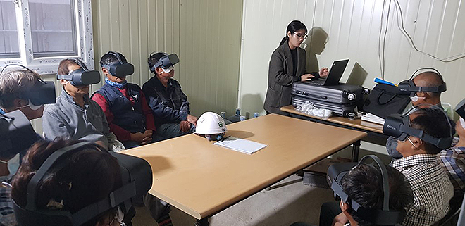 대전 도시공사가 소규모 건설 업체의 안전 교육을 위해 공사 보유 가상 현실 장비를 활용해 교육을 실시했다.