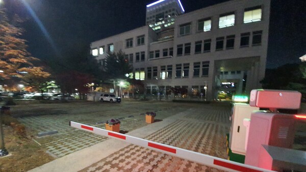 2024년 예산 심사 하루 전 (저녁7시15분 쵤영) 대전시의회 주차장 모습, 의회 건물에 불이꺼져 있는 의원실과는 대조적으로 사무처 각 부서사무실에는 전등이 환하게 켜져 있다. 