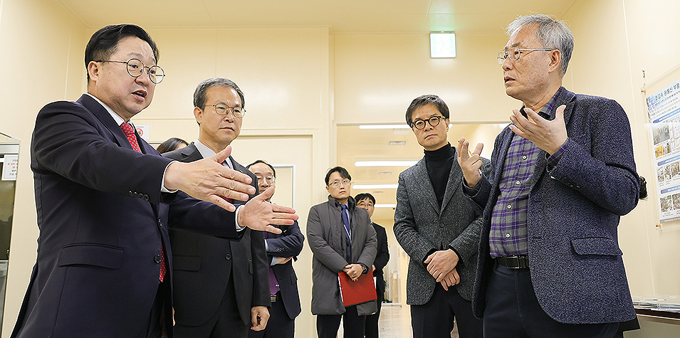 24일 이장우(왼쪽) 대전시장이 한국 전자 통신 연구원(ETRI)를 방문해 반도체 종합 실험실에서 연구원 관계자의 설명을 듣고 있다.