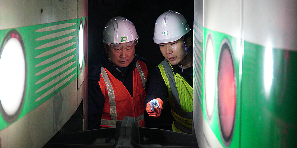 1일 새벽 대전 도시공사 연구양(왼쪽) 사장이 도시철도 1호선 정부 청사역 터널 내에서 진행한 본선 구원 연결 합동 훈련을 주관하고 있다.