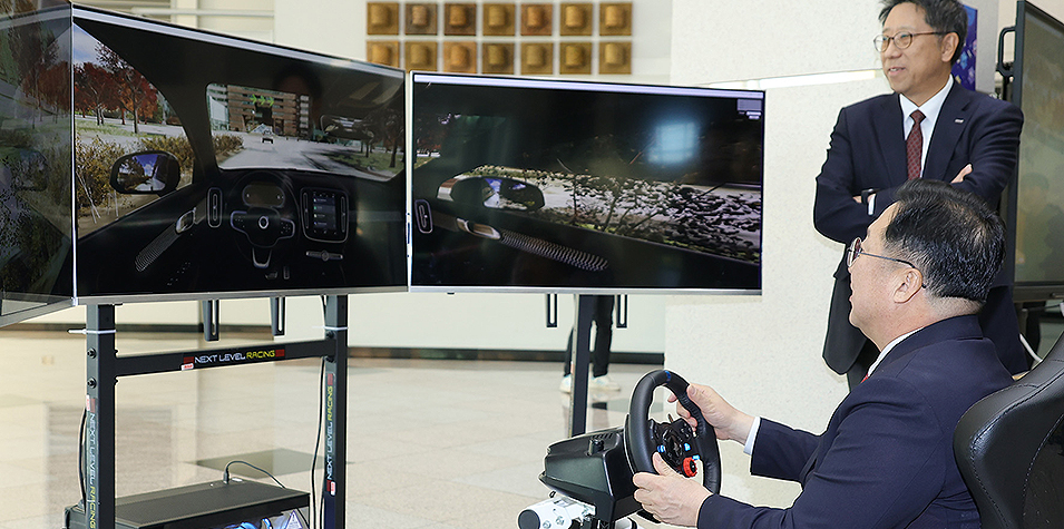 4일 대전시와 KAIST가 미래 모빌리티 혁신에 나서기로 한 가운데 이장우 대전시장이 차량 시뮬레이션을 직접 체험해 보고 있다.