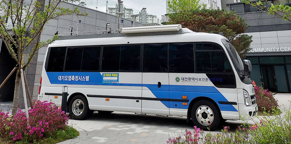 대전 보건 환경 연구원에서 운영하고 있는 대기 환경 이동 측정 차량.