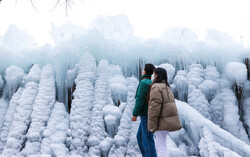얼음동산 걷고 있는 시민 모습