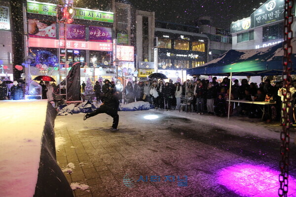 [천안 세계 크리스마스 축제 댄스 경연대회 참가자들이 경연을 펼치고 있다./사진 : 유명조 기자]