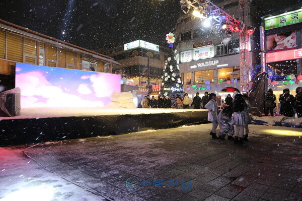 [천안 세계 크리스마스 축제 댄스 경연대회 참가자들이 경연을 펼치고 있다./사진 : 유명조 기자]