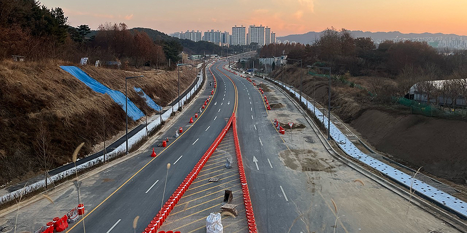 대전 서구 관저동에서 유성구 용계동을 연결하는 도안대로 2구간 개설 공사 구간의 왕복 4차로가 이번에 부분 개통한다.