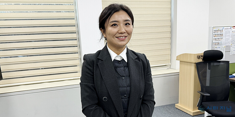 18일 김소연 변호사가 대전시의회 기자실에서 기자 간담회로 국민의힘 승리를 위해, 당을 위해 지역구를 가리지 않고 출마하겠다는 계획을 밝히고 있다.