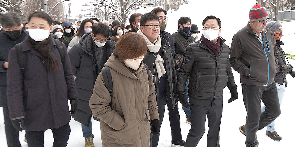 지난 해 일본 삿포로 눈 축제를 방문한 이장우(가운데) 대전시장이 대전시 대표단과 함께 현지를 둘러 보고 있다.
