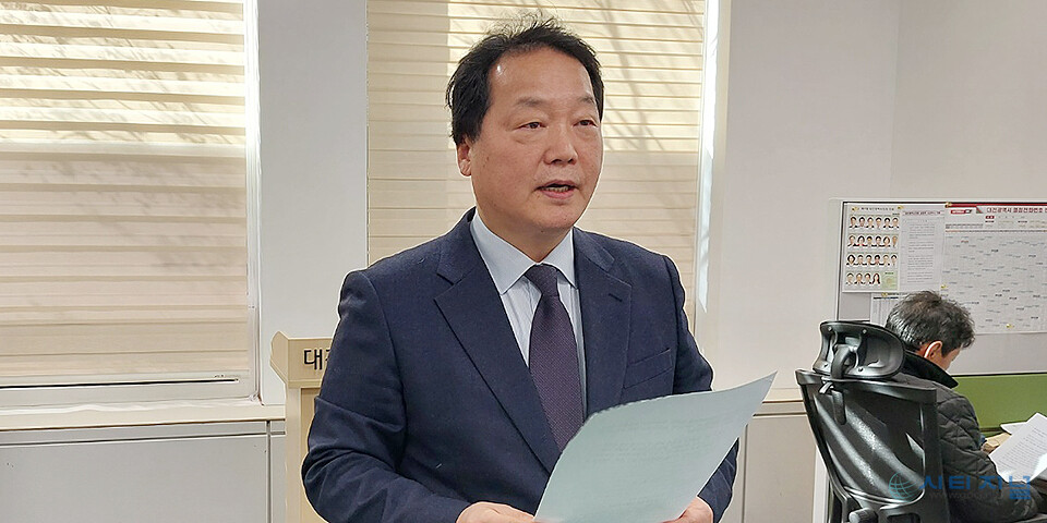 13일 대전 서구 의회 이선용 전 의장이 더불어민주당 입당 10년만에 이재명 당 대표의 사당화에 반대한다며, 민주당을 탈당한다고 밝히고 있다.