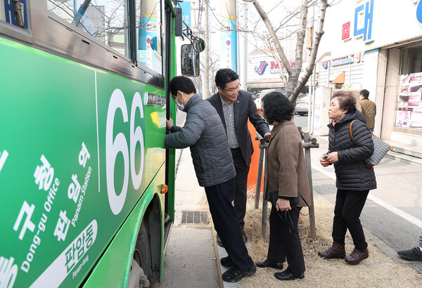 대전시의회 정명국 의원이  버스를 타고 있는 지역주민들을 안내하고 있다.
