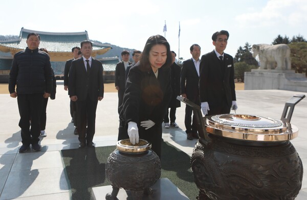 21일 제22대 총선 후보등록을 마친 더불어민주당 황정아 후보가 대전 국립현충원 참배 하고 있다