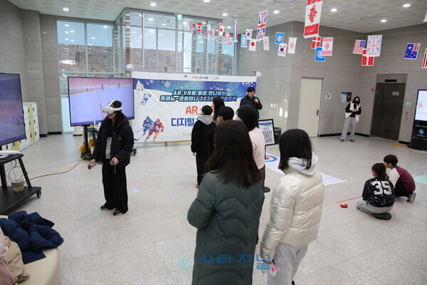 [청소년복합커뮤니티센터서 밀라노-코르티나 2026 동계올림픽 컬링 경기를 체험하는 모습/사진=유명조 기자]