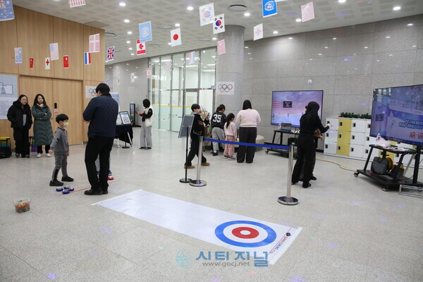 [청소년복합커뮤니티센터서 밀라노-코르티나 2026 동계올림픽 컬링 경기를 체험하는 모습/사진=유명조 기자]