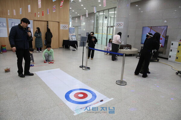 [청소년복합커뮤니티센터서 밀라노-코르티나 2026 동계올림픽 컬링 경기를 체험하는 모습/사진=유명조 기자]