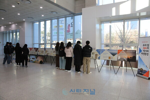 [독도 역사·자연 독도 전시를 관람하고 있는 청소년들/사진=유명조 기자]