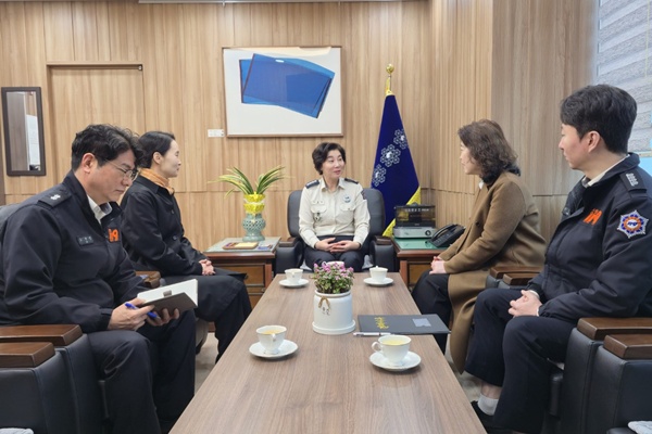 ▲ 안정미 대전동부소방서장이 서장실에서 상담 기관 관계자들과 간담회를 갖고, 소방공무원 마음·정신건강 관리 및 심리 회복 지원 방안을 논의하고 있다.