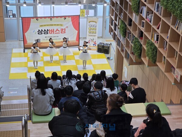 [21일, 상상버스킹에 참가한 또랑또랑중창단/사진=유명조 기자]