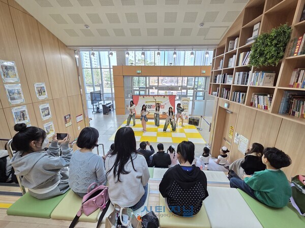 [21일, 상상버스킹에 참가한 하이업/사진=유명조 기자]]