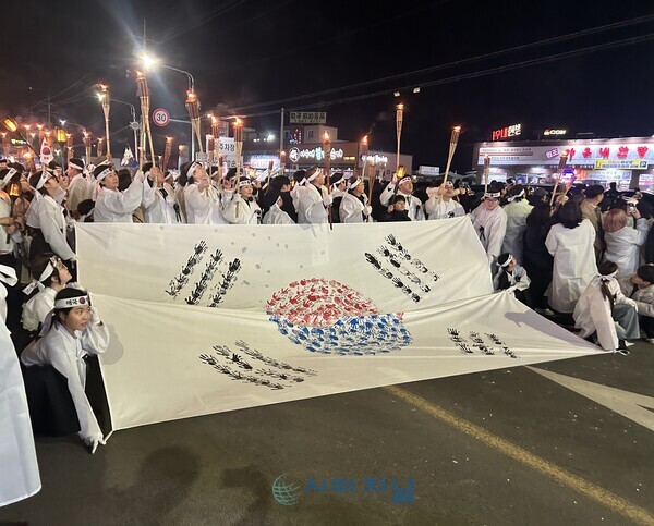 [유관순열사사적지부터 아우내독립만세운동기념공원까지 청소년들이 태극기를 들고 횃불 행진 참여/사진=천안시청소년복합커뮤니티센터 제공]