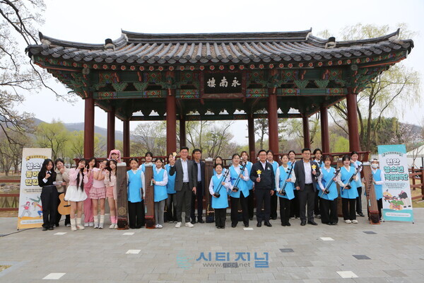 [천안청소년국악관현악단 단원들과 청소년동아리연합회 B.O.K 청소년들이 천안시청소년재단 이사장 김석필과 함께 단체 사진을 촬영하고 있다./사진=유명조 기자]