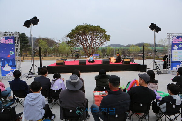 [천안청소년국악관현악단 단원들이 연주를 하고 있다./사진=유명조 기자]