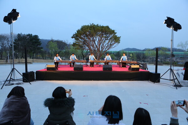 [천안청소년국악관현악단 단원들이 연주를 하고 있다./사진=유명조 기자]