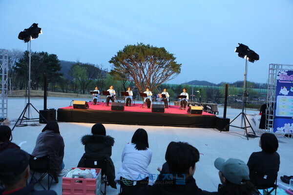 [천안청소년국악관현악단 단원들이 연주를 하고 있다./사진=유명조 기자]