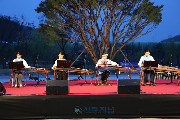 [천안청소년국악관현악단 단원들이 연주를 하고 있다./사진=유명조 기자]