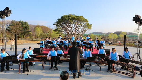 [천안청소년국악관현악단 단원들이 연주를 하고 있다./사진=유명조 기자]