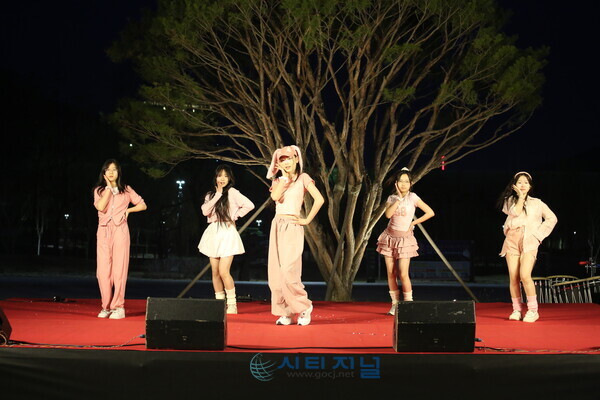 [청소년동아리연합회 청소년들이 버스킹 공연을 하고 있다./사진=유명조 기자]