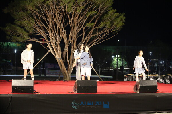 [청소년동아리연합회 B.O.K 청소년들이 버스킹 공연을 하고 있다./사진=유명조 기자]