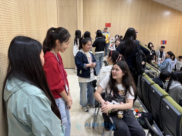 [2026 외국인 유학생과 함께하는 글로벌 학생 멘토링’ 개회식서 외국인 유학생과 한국 청소년이 자기 소개 하는 중이다./사진=천안시청소년복합커뮤니티센터 제공]