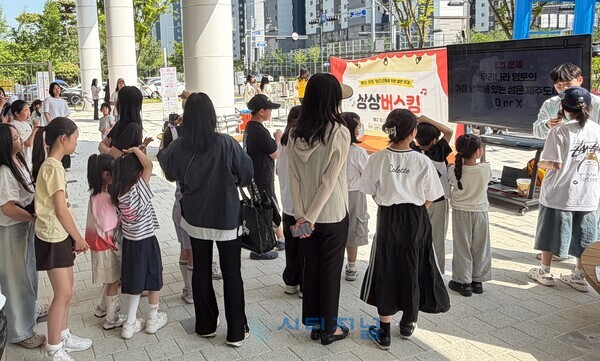 [개관 1주년 맞아 ‘다시ON마켓’·‘상상버스킹’ 모습/사진=천안시청소년복합커뮤니티센터 제공]
