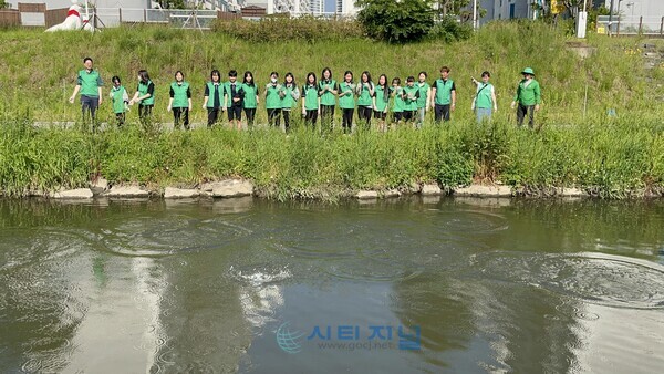 [청소년 새마을회 동아리 ‘청새동’ 천안천 EM흙공 던지기 활동 운영/사진=천안시청소년복합커뮤니티센터 제공]