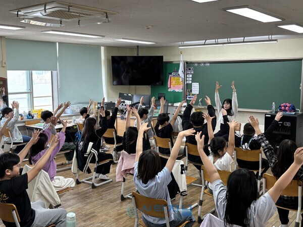 [학생들이 학교 연계 프로그램에 참여하고 있다./사진=천안시청소년복합커뮤니티센터 제공]