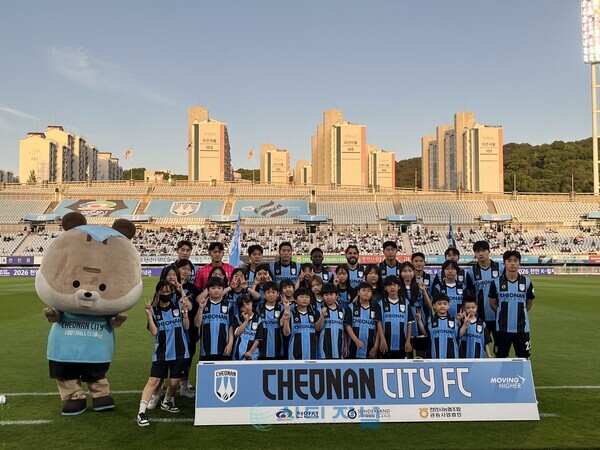 [청소년의 달을 맞아 풋살동아리 ‘서여FC’ 청소년들과 함께 천안시티FC 선수들과의 동반 입장과 홈경기 관람 및 다양한 부스 체험활동 진행/사진=천안시청소년복합커뮤니티센터 제공]