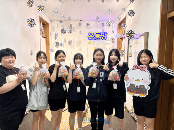 [천안서여중청소년방과후아카데미 청소년들이 천안오성라이온스클럽의 간식 꾸러미를 전달받아/사진=천안시청소년복합커뮤니티센터 제공]