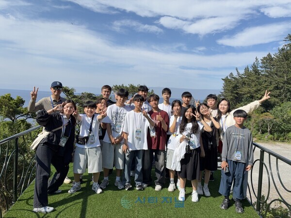 [2026 해양환경 독도 탐방대 대원들이 독도를 방문했다./사진=천안시태조산청소년수련관 제공]