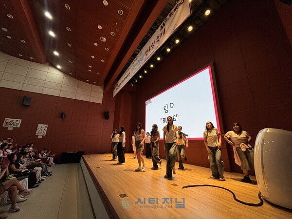 [외국인 유학생과 함께하는 글로벌 학생 멘토링 축제에 참여한 학생들이 공연하고 있다./사진=천안시청소년복합커뮤니티센터 제공]